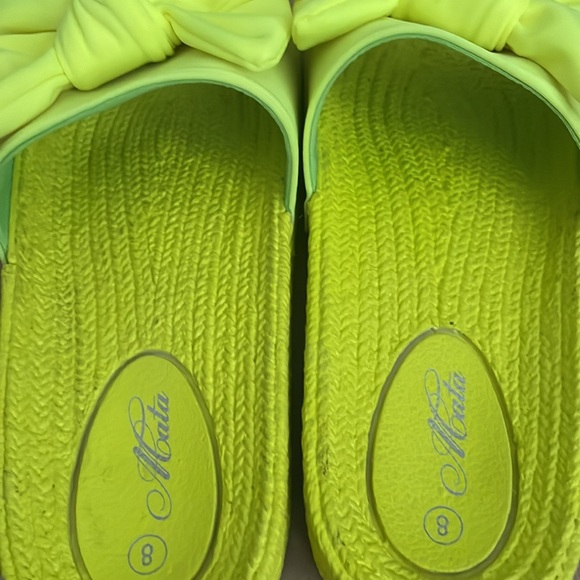 Neon Yellow Bow Slides Womens 8 BNIB - Picture 3 of 5